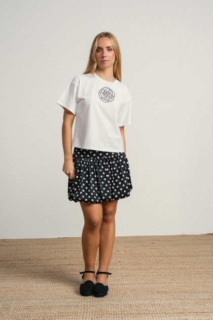 CAMISETA CON APLICACION BRILLANTE FLOR