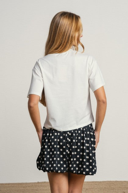CAMISETA CON APLICACION BRILLANTE FLOR