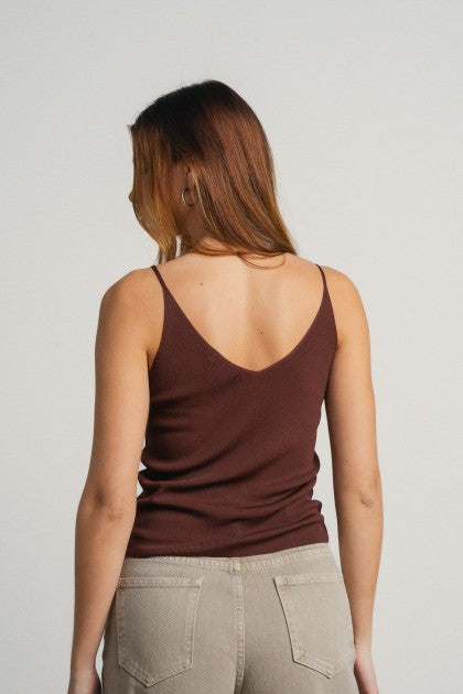 TOP CON ESCOTE EN PICO Y TIRANTES FINOS