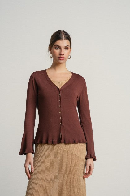 CHAQUETA CUELLO EN V CON VOLANTES Y BOTONES MARRON