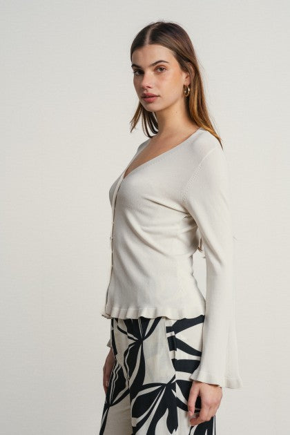 CHAQUETA CUELLO EN V CON VOLANTES Y BOTONES BEIGE