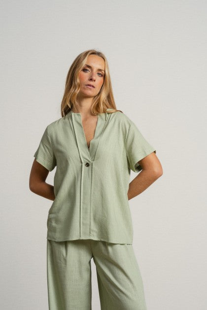 BLUSA CON ESCOTE PICO Y TABLA VERDE