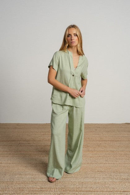 BLUSA CON ESCOTE PICO Y TABLA VERDE