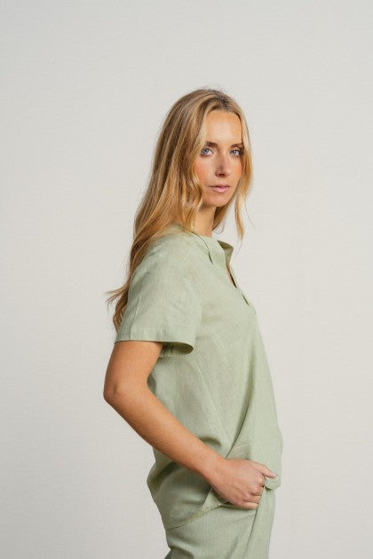 BLUSA CON ESCOTE PICO Y TABLA VERDE