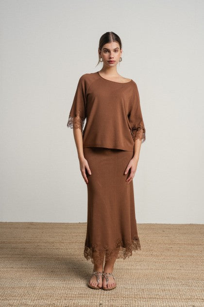 CONJUNTO DE JERSEY Y FALDA CON BORDADO INGLES MARRON