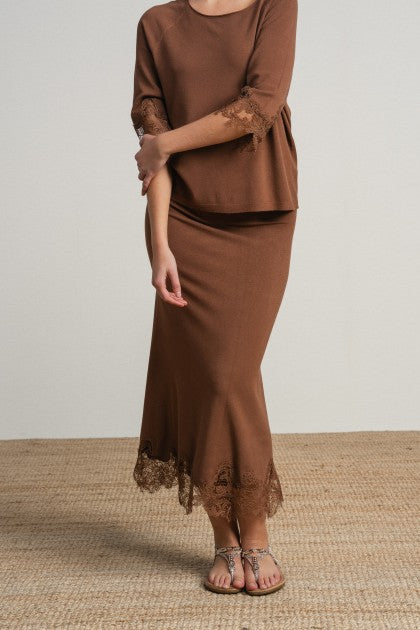 CONJUNTO DE JERSEY Y FALDA CON BORDADO INGLES MARRON