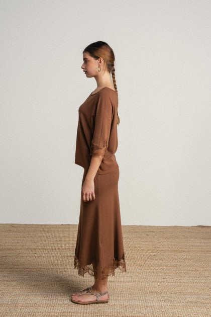 CONJUNTO DE JERSEY Y FALDA CON BORDADO INGLES MARRON