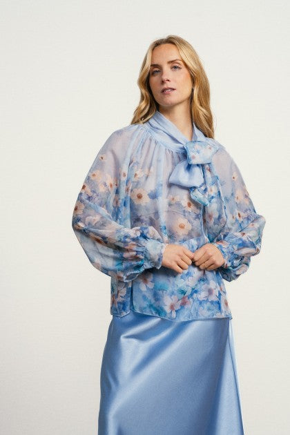 BLUSA CON FLORES Y LAZO