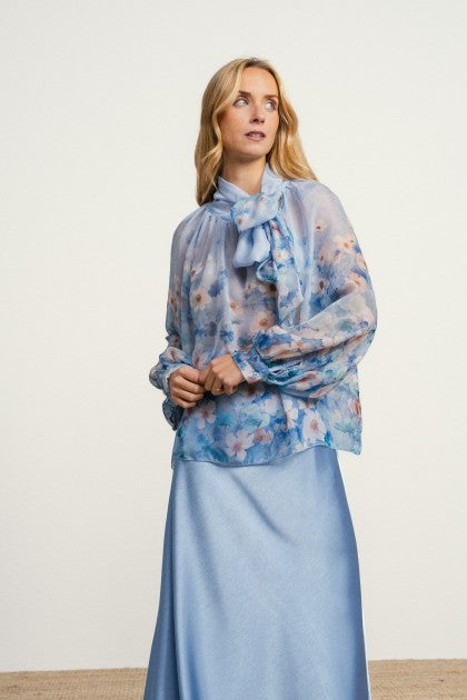 BLUSA CON FLORES Y LAZO