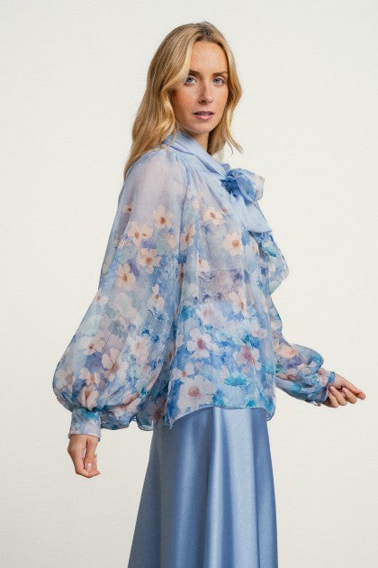 BLUSA CON FLORES Y LAZO
