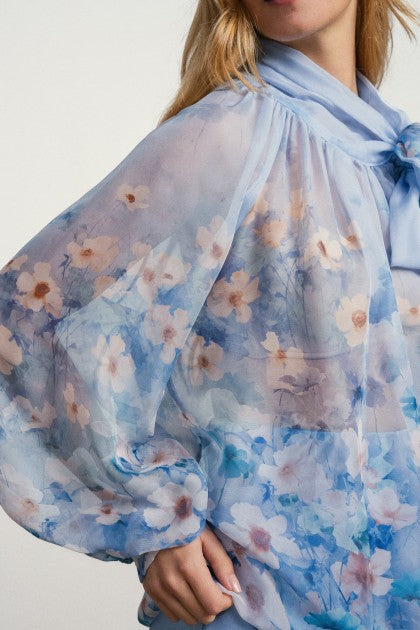 BLUSA CON FLORES Y LAZO