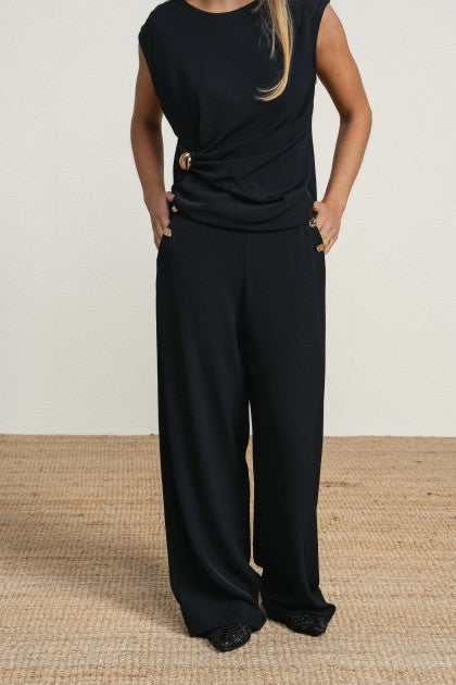 PANTALON ANCHO CON BOTONES DORADOS LATERALES