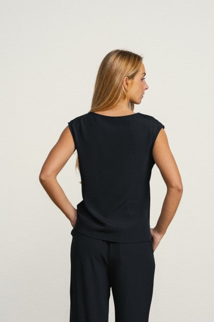 BLUSA CON DETALLE DORADO EN LA CINTURA