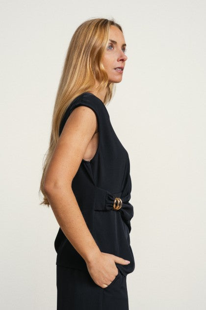 BLUSA CON DETALLE DORADO EN LA CINTURA