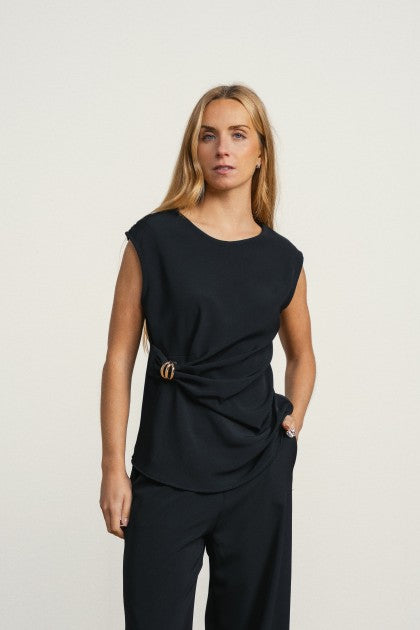BLUSA CON DETALLE DORADO EN LA CINTURA