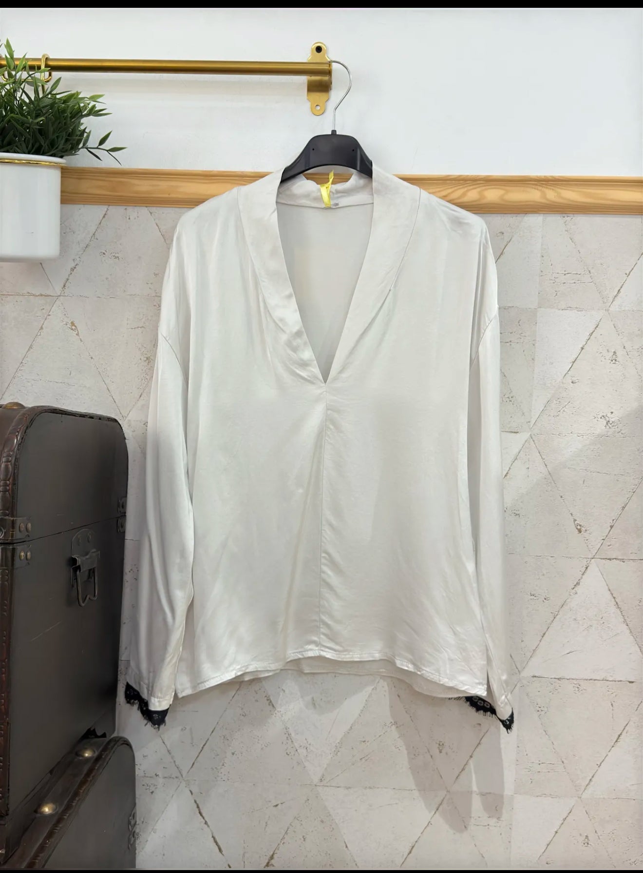 CAMISA ENCAJE MANGA CUELLO PICO SATEN