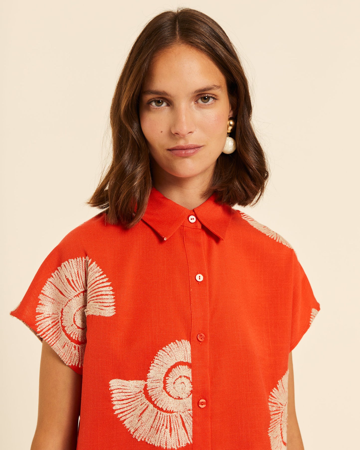 CAMISA CON BORDADO CARACOLAS