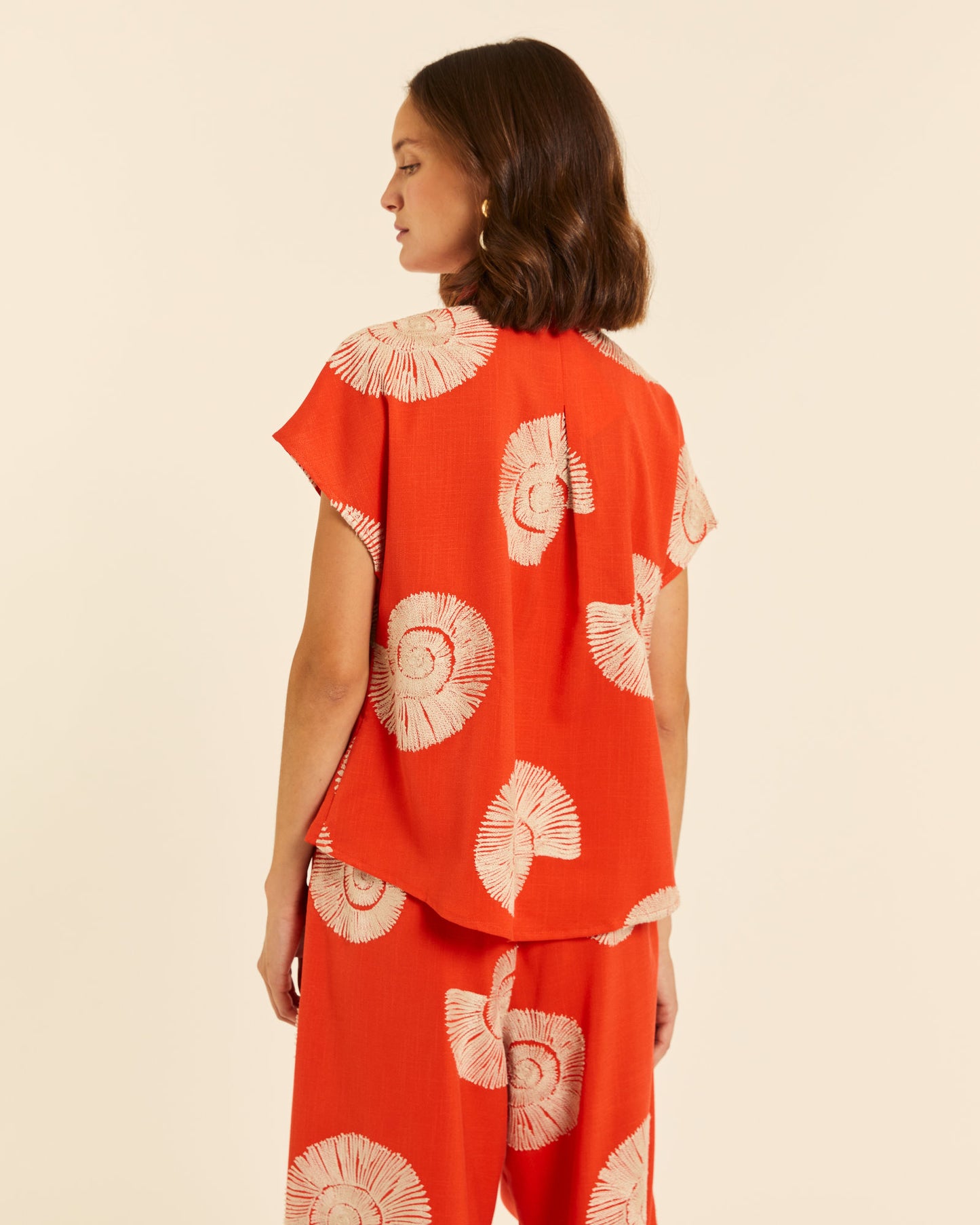 CAMISA CON BORDADO CARACOLAS