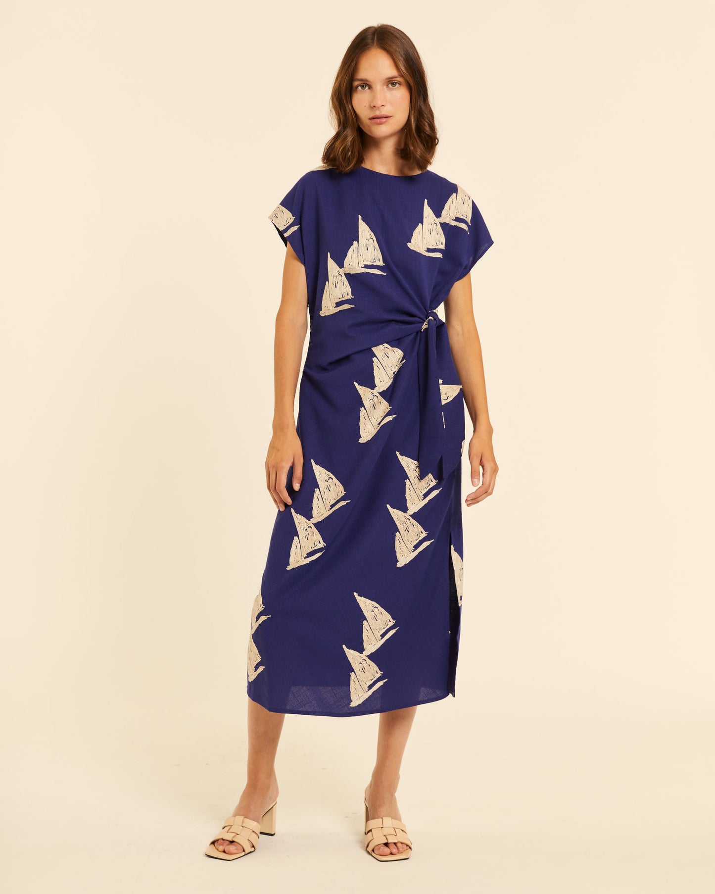 VESTIDO ANULADO CON BORDADOS BARCOS