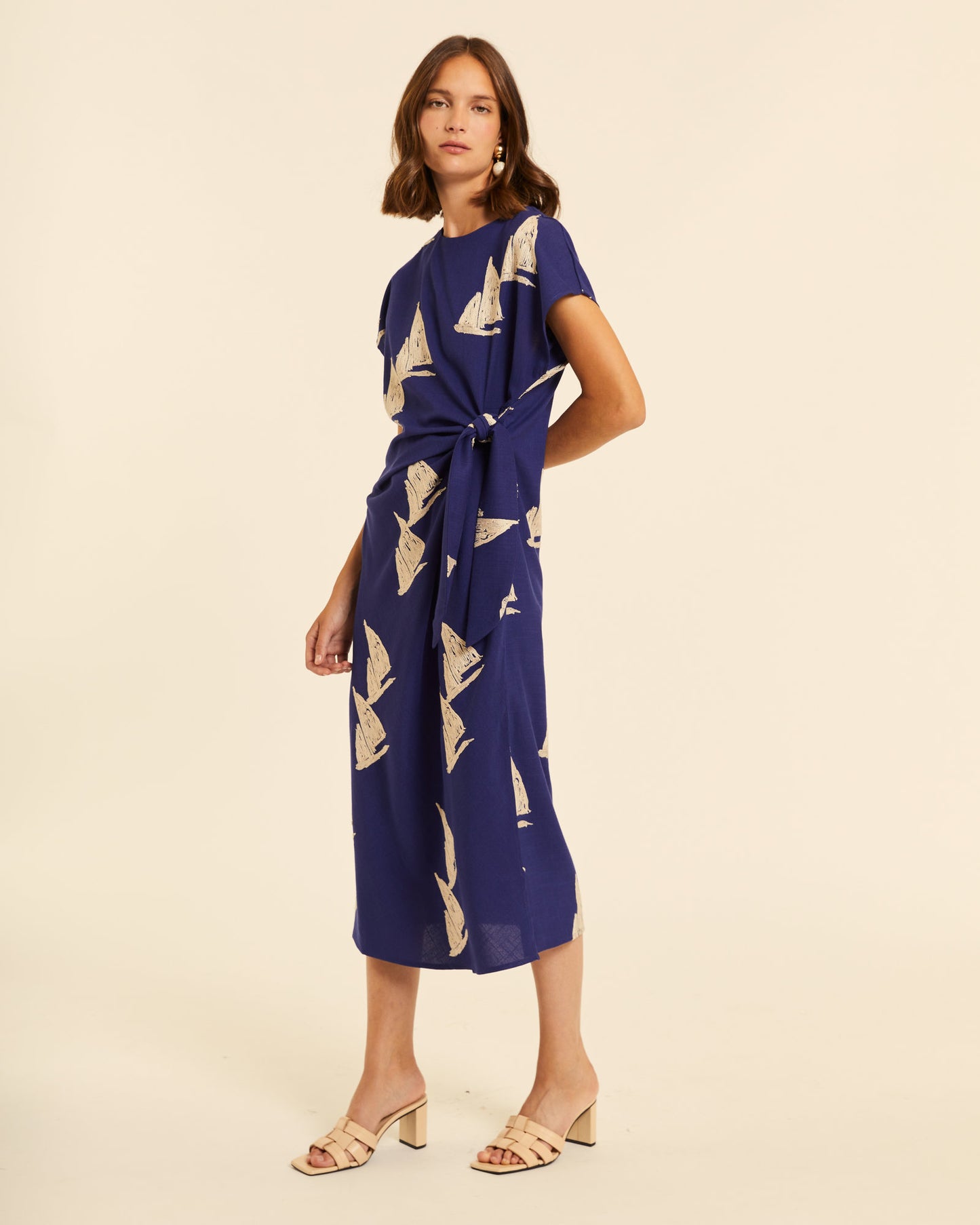 VESTIDO ANULADO CON BORDADOS BARCOS
