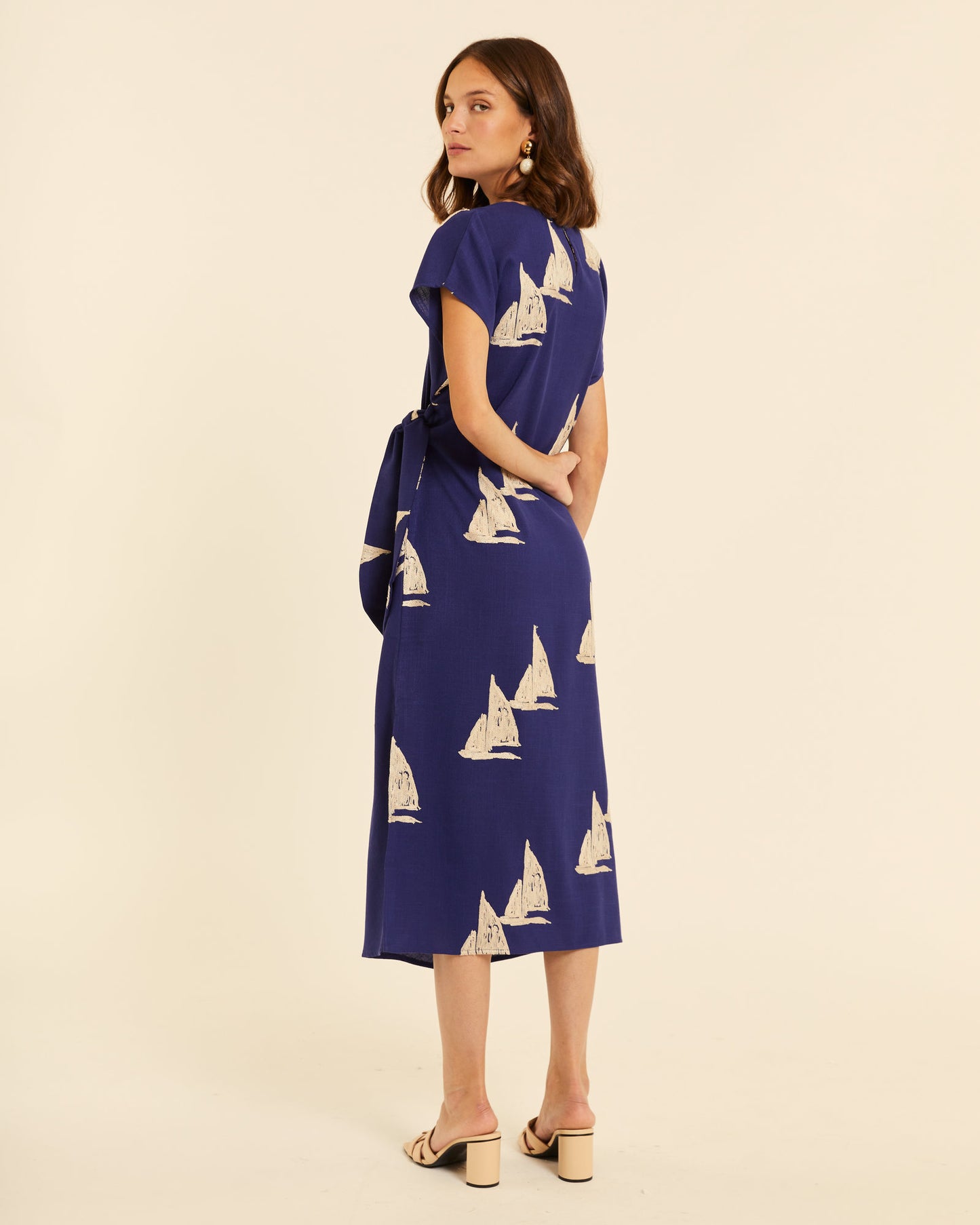 VESTIDO ANULADO CON BORDADOS BARCOS
