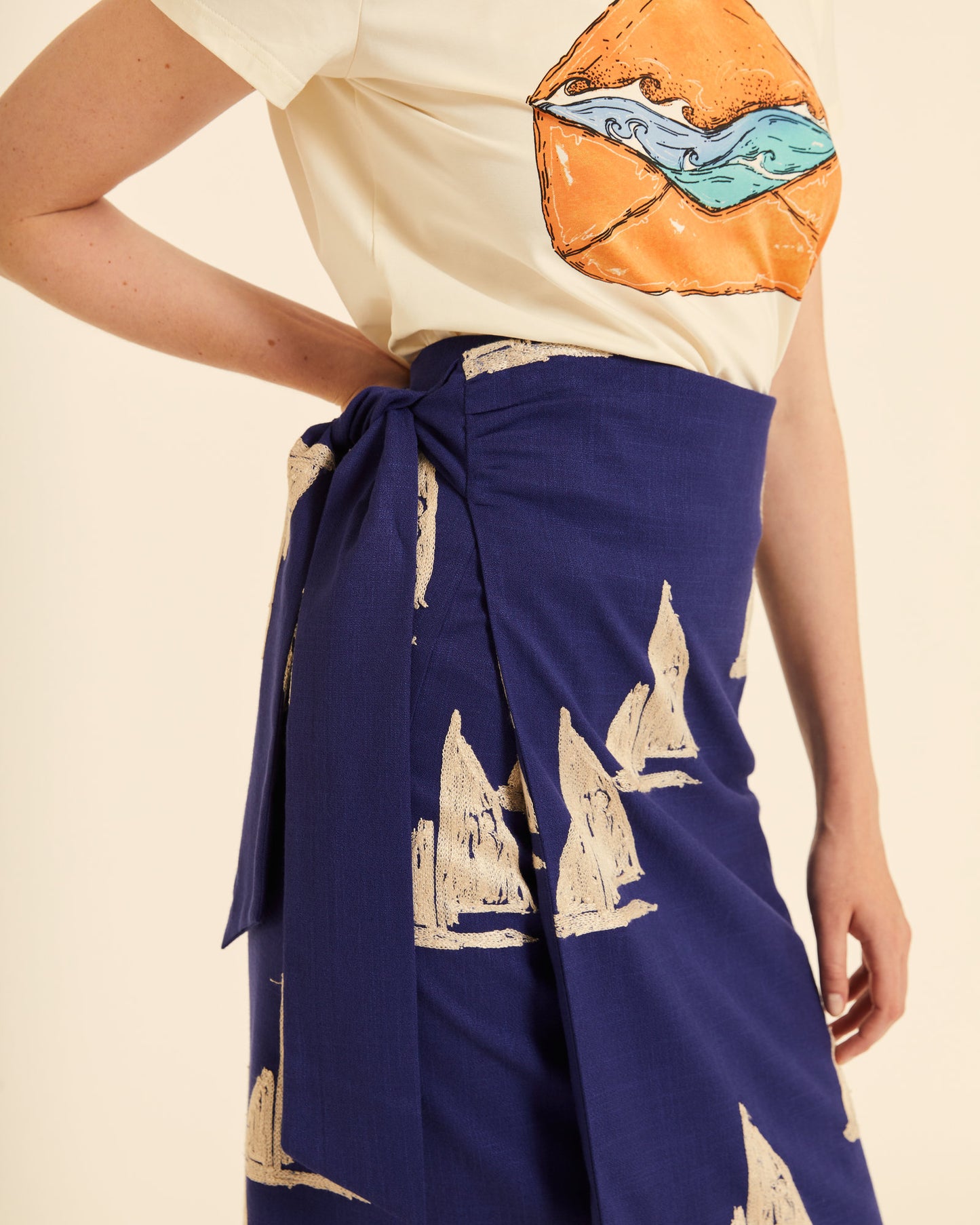 FALDA PAREO CON BORDADO BARCOS