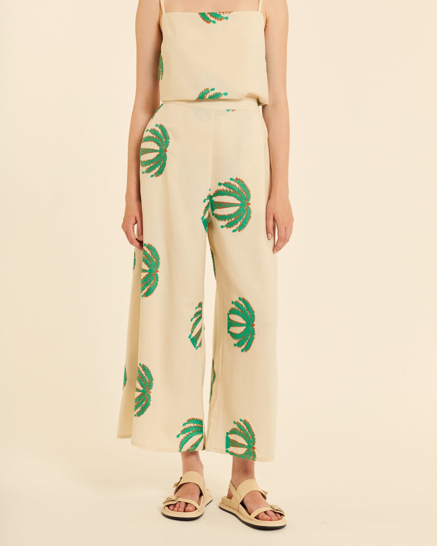 PANTALON AMPLIO CON BORDADO PALMERAS