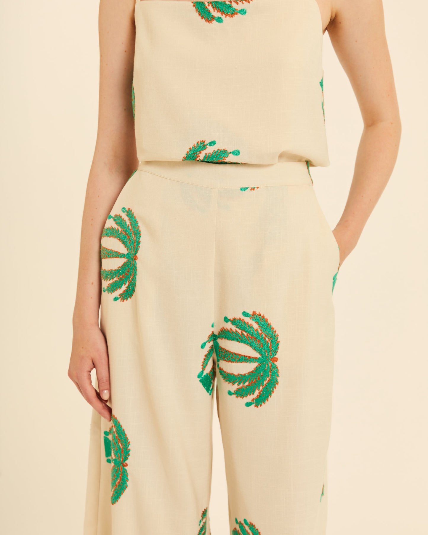 PANTALON AMPLIO CON BORDADO PALMERAS