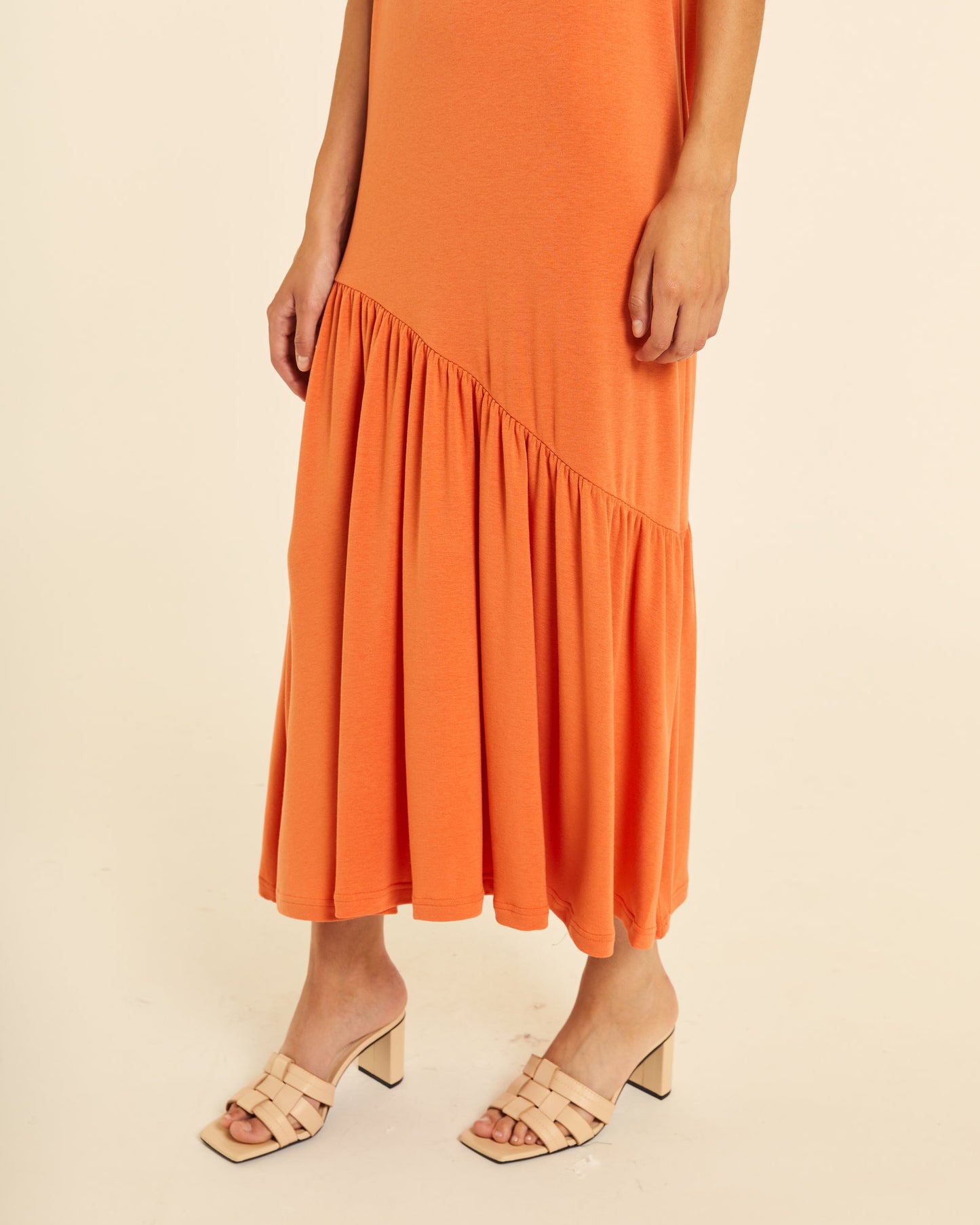 VESTIDO MAXI CON VOLANTE ASIMETRICO PEACH