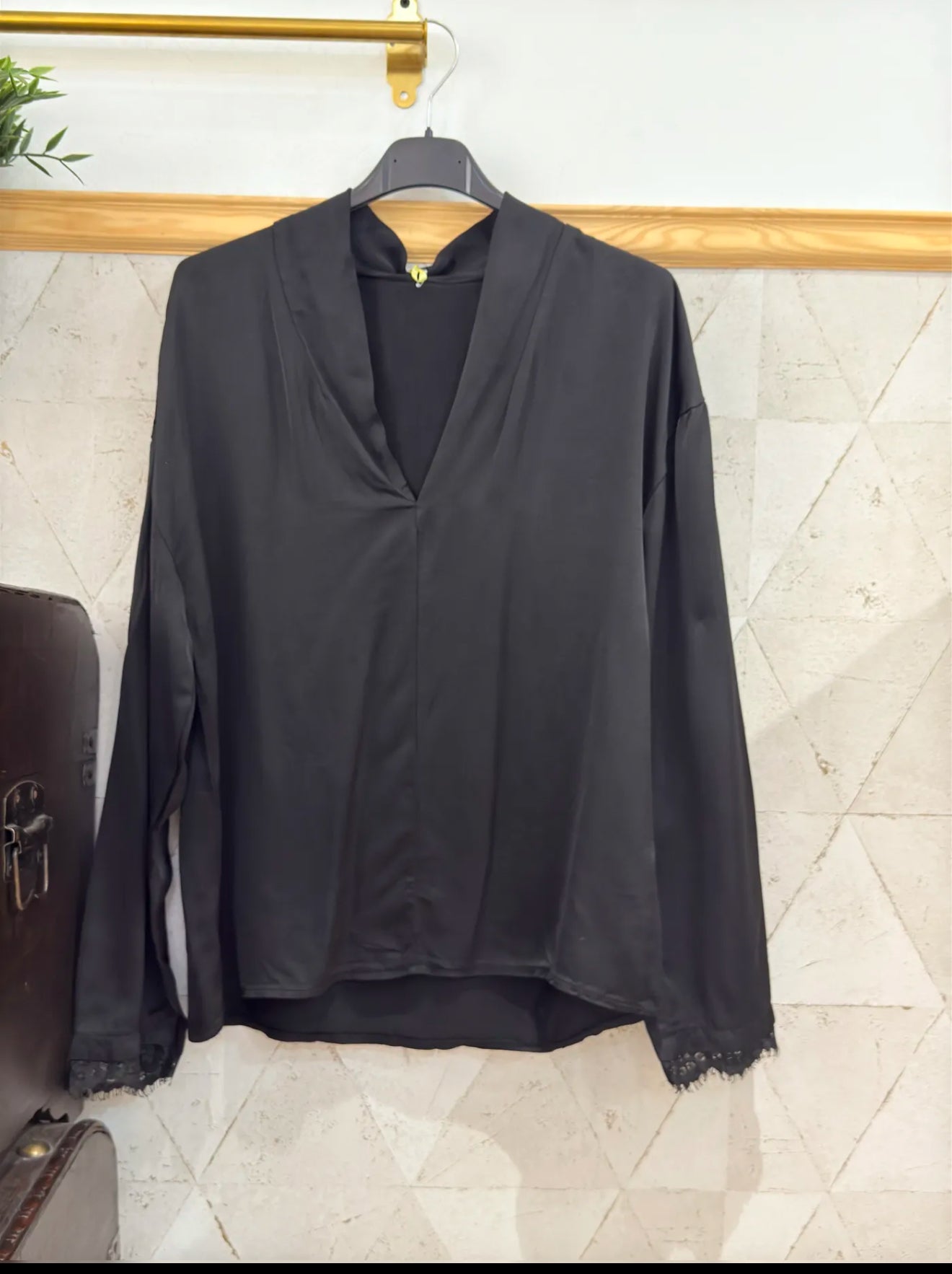 CAMISA ENCAJE MANGA CUELLO PICO SATEN