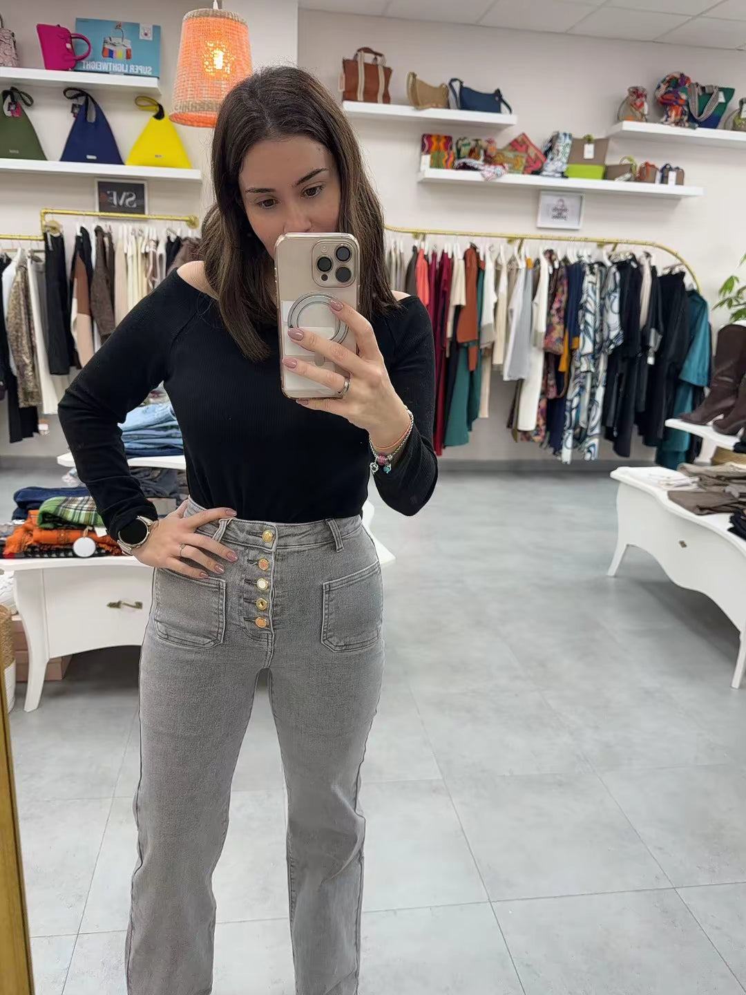 PANTALON VAQUERO GRIS BOTONADURA CENTRAL DESIGUAL Y BOLSILLOS