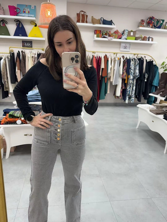 PANTALON VAQUERO GRIS BOTONADURA CENTRAL DESIGUAL Y BOLSILLOS