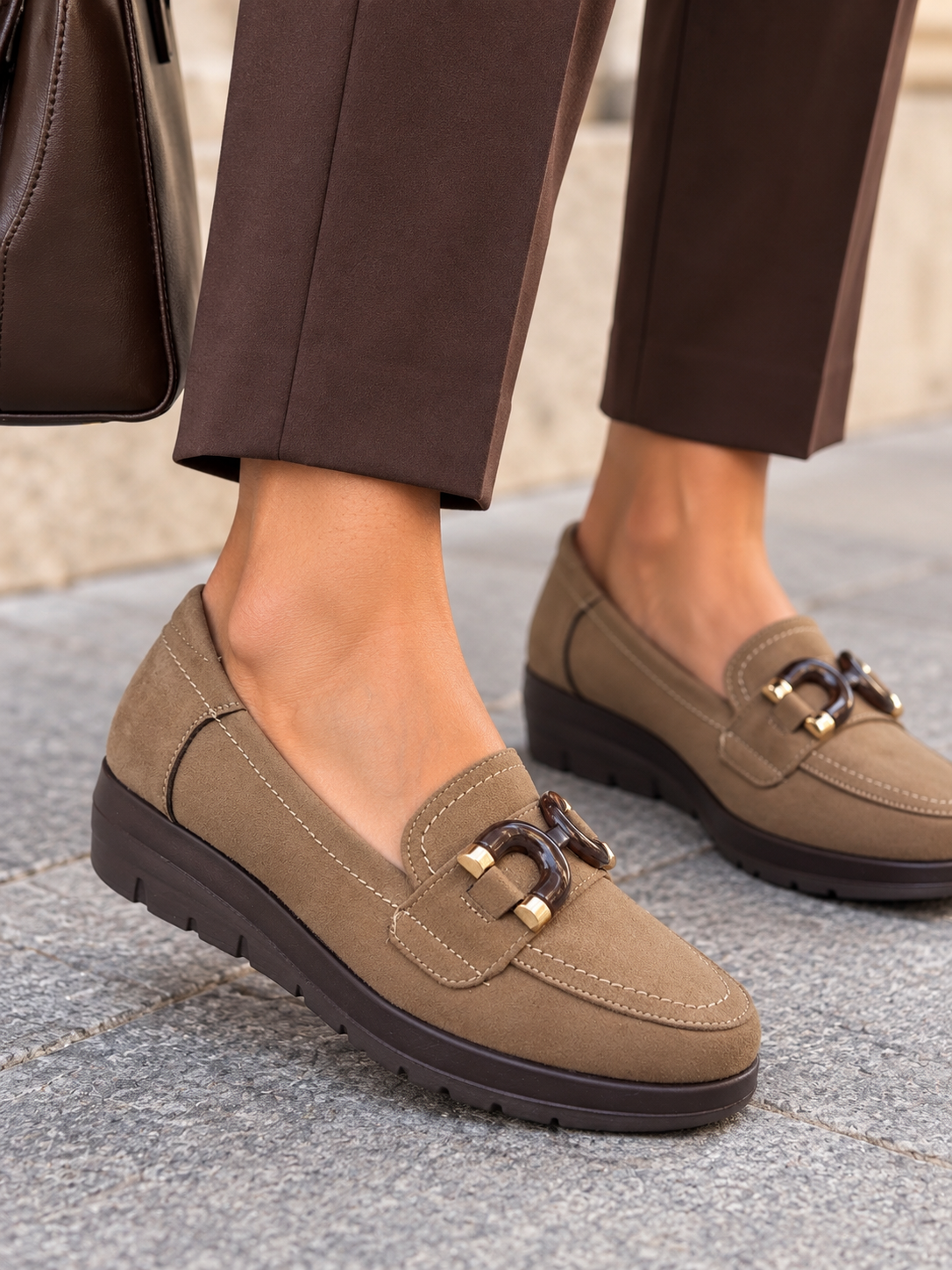 ZAPATO PLATAFORMA GOMA DETALLE HERRADURA TAUPE