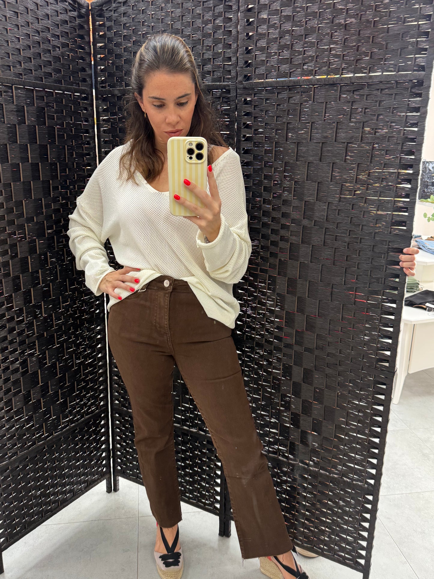 PANTALON VAQUERO DESILACHADO MARRON