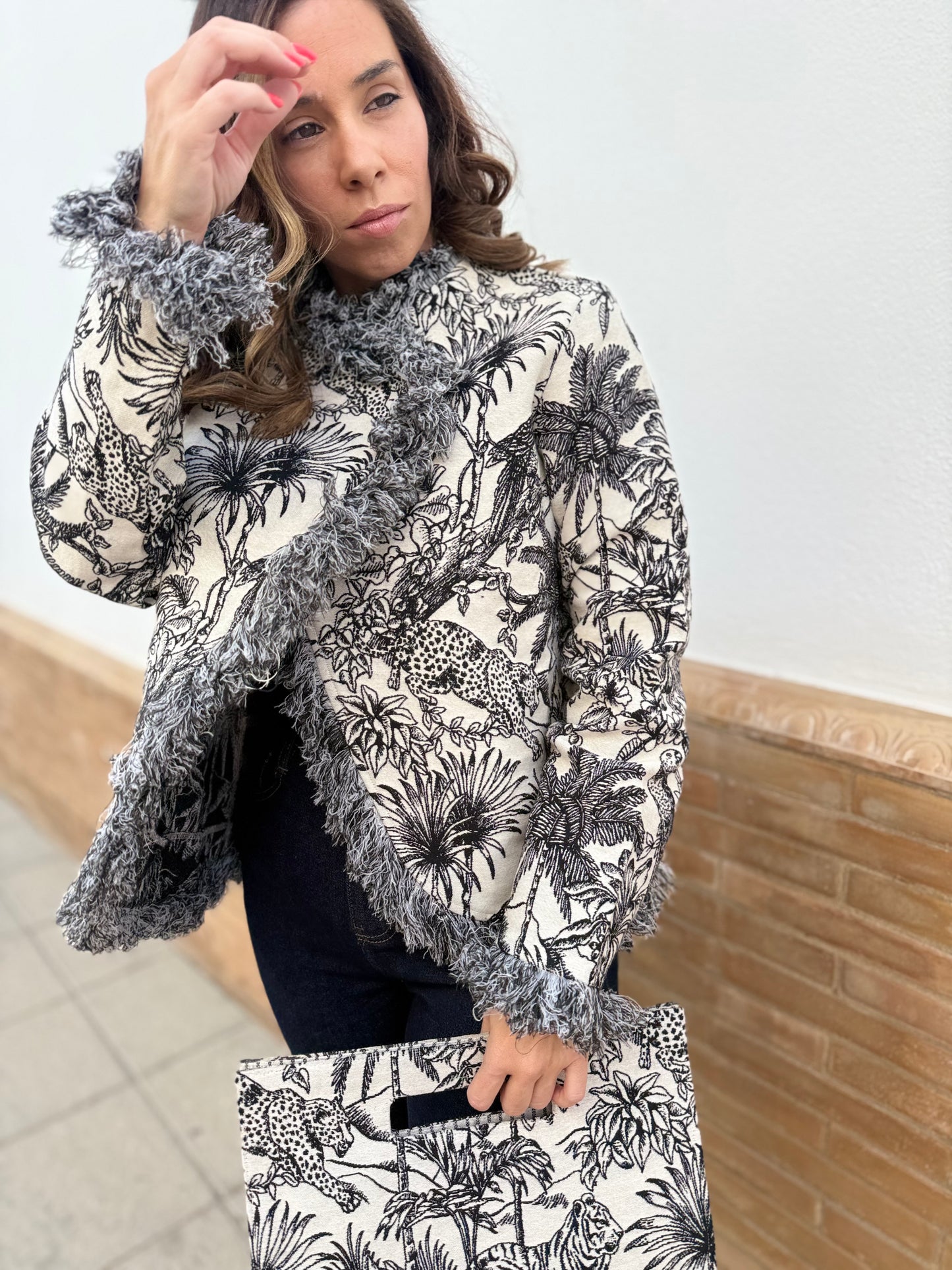 CHAQUETA PHIPPS DESFLECADO DANDO UN PASEO