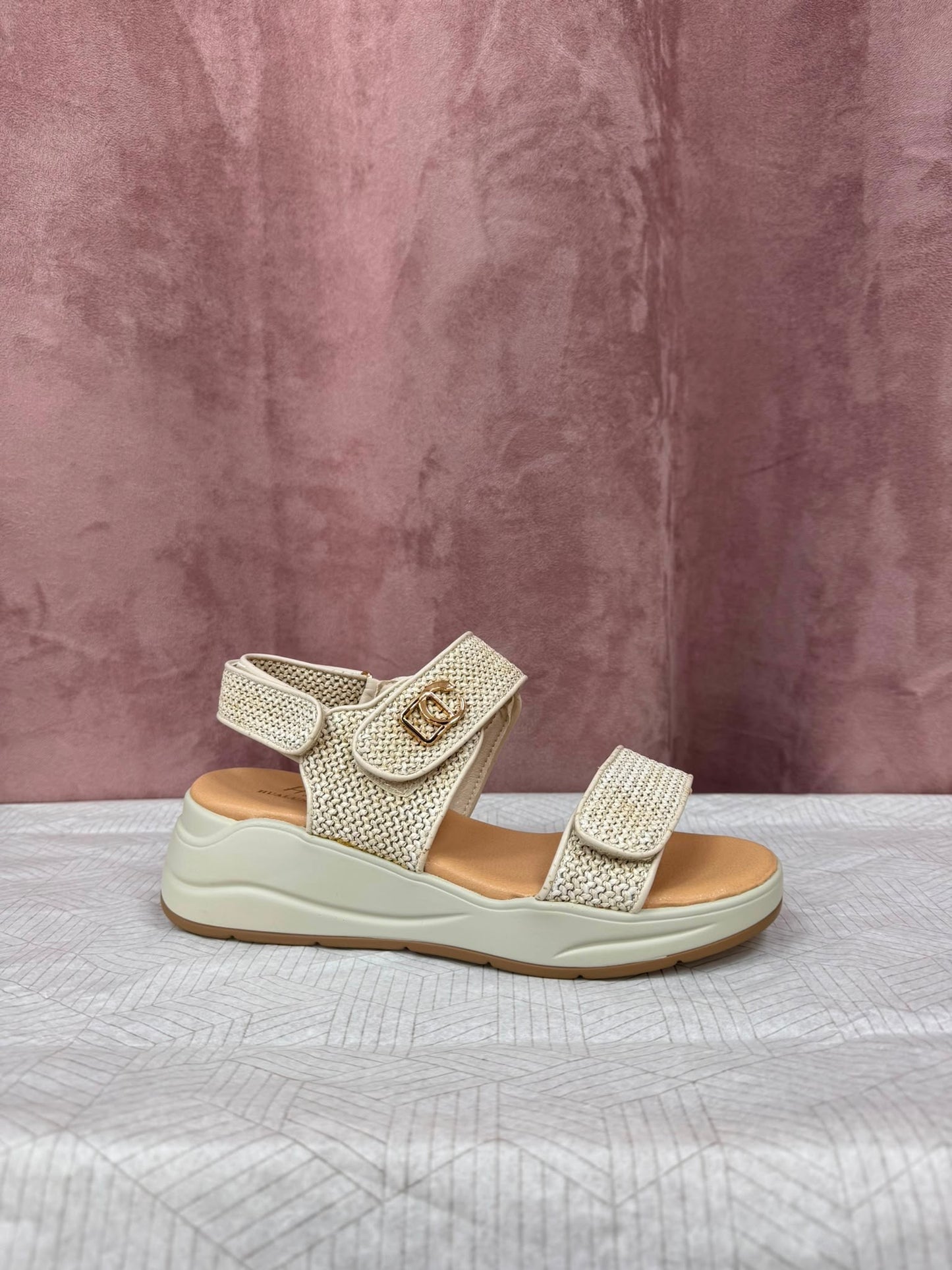 Sandalia comodona beige