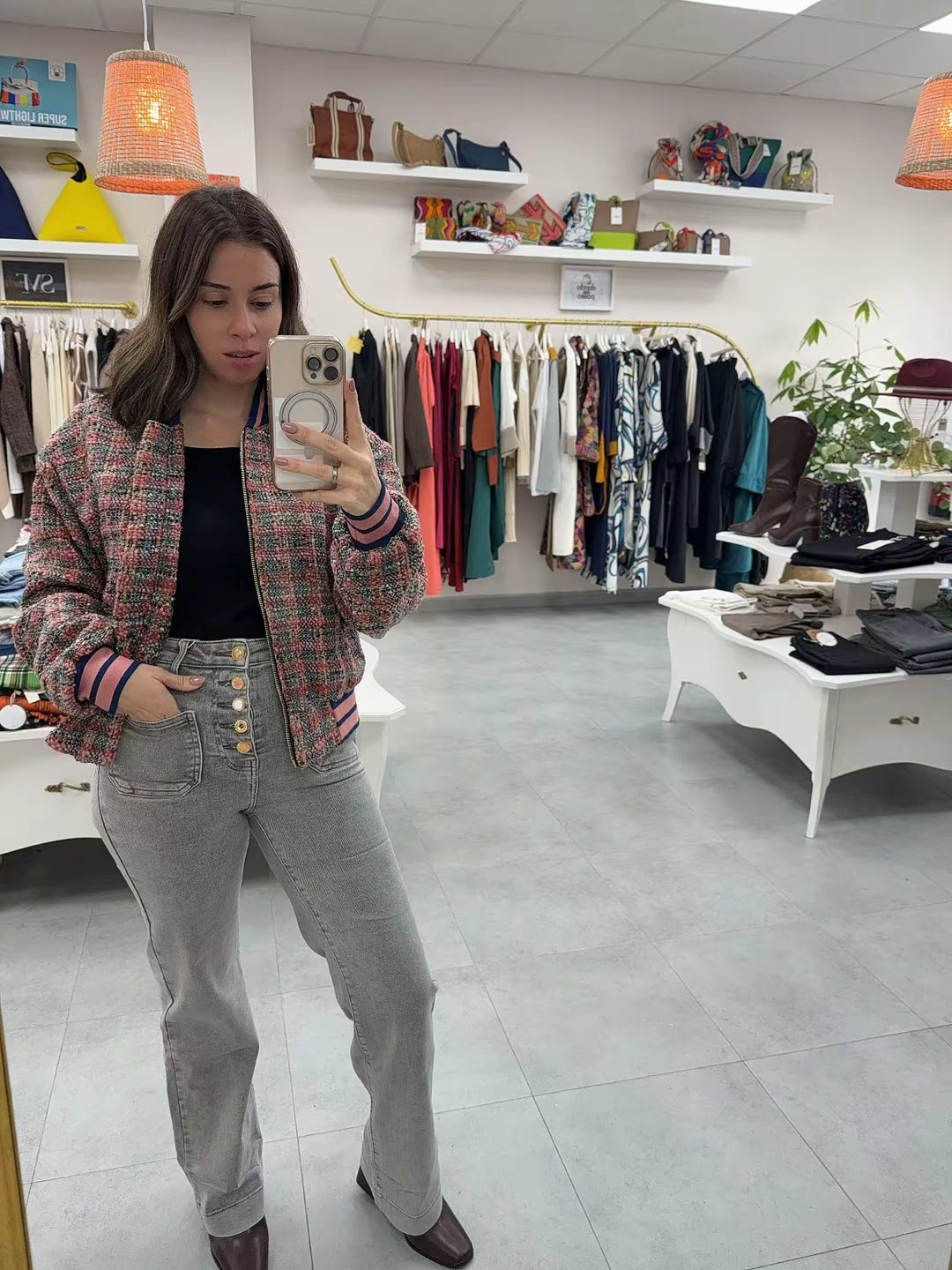 PANTALON VAQUERO GRIS BOTONADURA CENTRAL DESIGUAL Y BOLSILLOS