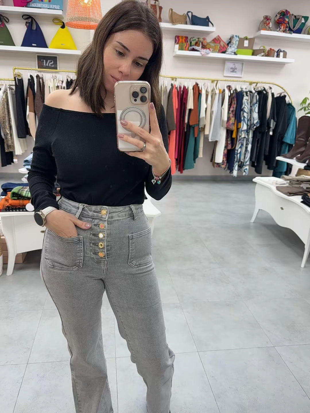 PANTALON VAQUERO GRIS BOTONADURA CENTRAL DESIGUAL Y BOLSILLOS
