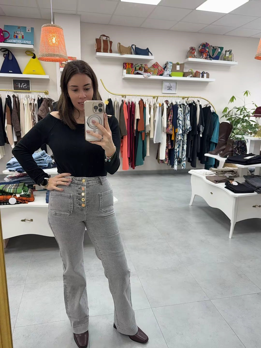 PANTALON VAQUERO GRIS BOTONADURA CENTRAL DESIGUAL Y BOLSILLOS