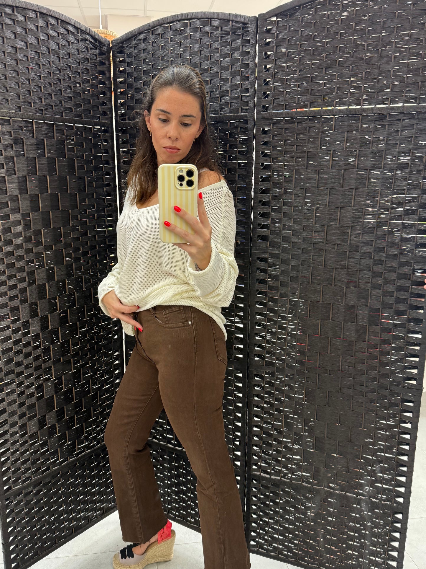 PANTALON VAQUERO DESILACHADO MARRON
