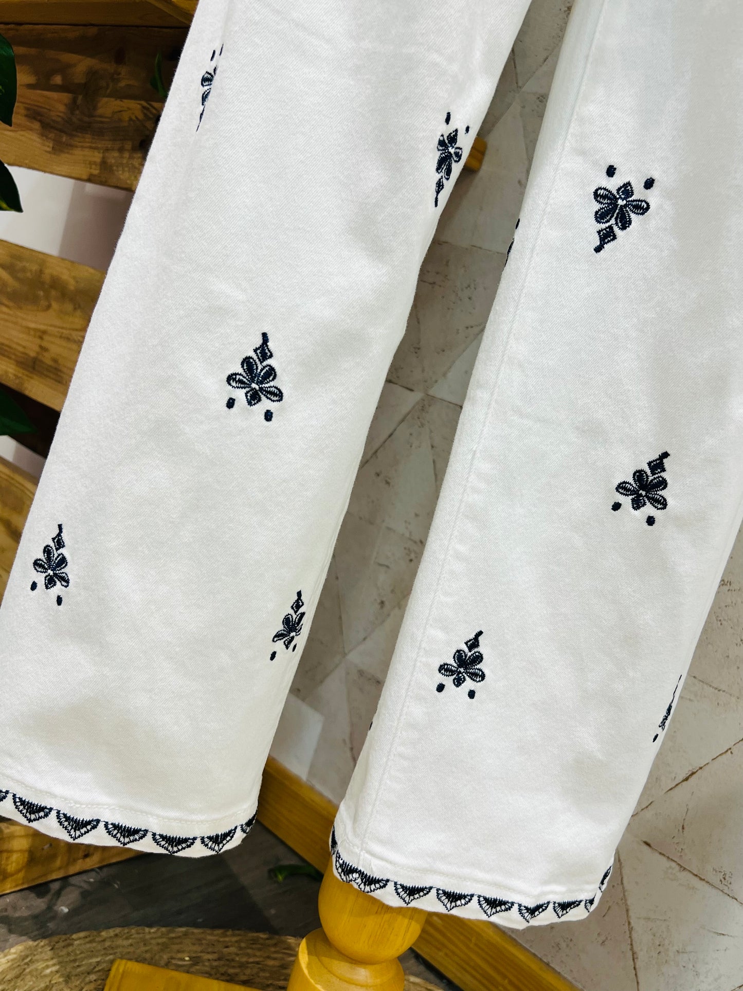 PANTALON VAQUERO BLANCO BORDADOS AZULES