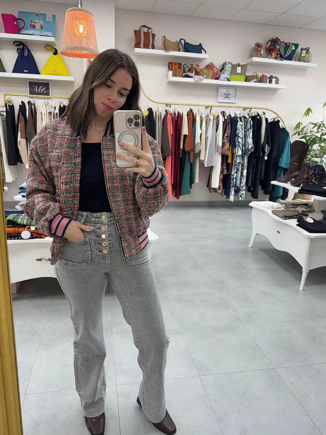 PANTALON VAQUERO GRIS BOTONADURA CENTRAL DESIGUAL Y BOLSILLOS