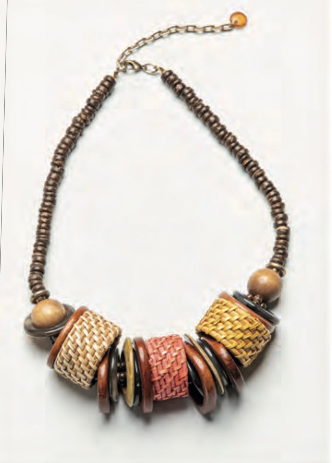 COLLAR CORTO MADERA Y MIMBRE