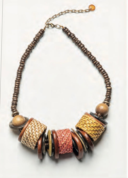 COLLAR CORTO MADERA Y MIMBRE
