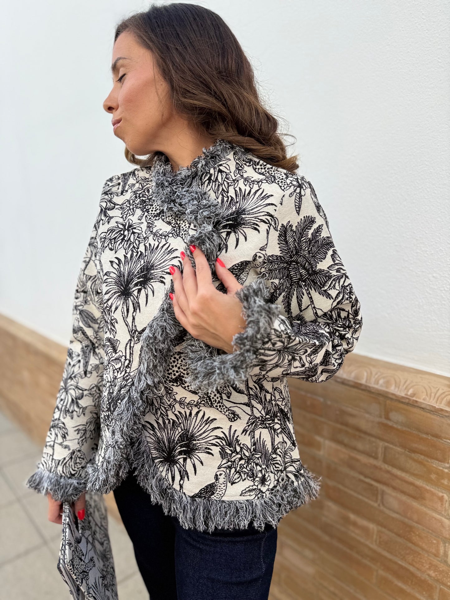 CHAQUETA PHIPPS DESFLECADO DANDO UN PASEO