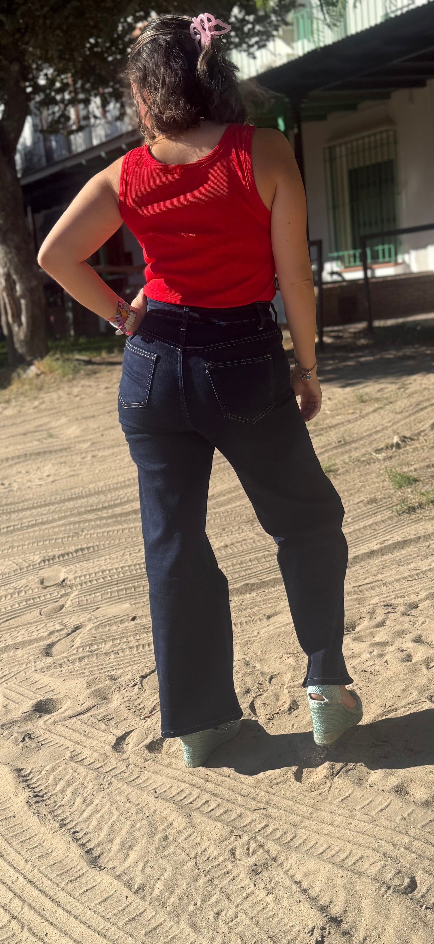 PANTALÓN VAQUERO BOTÓN DESIGUAL